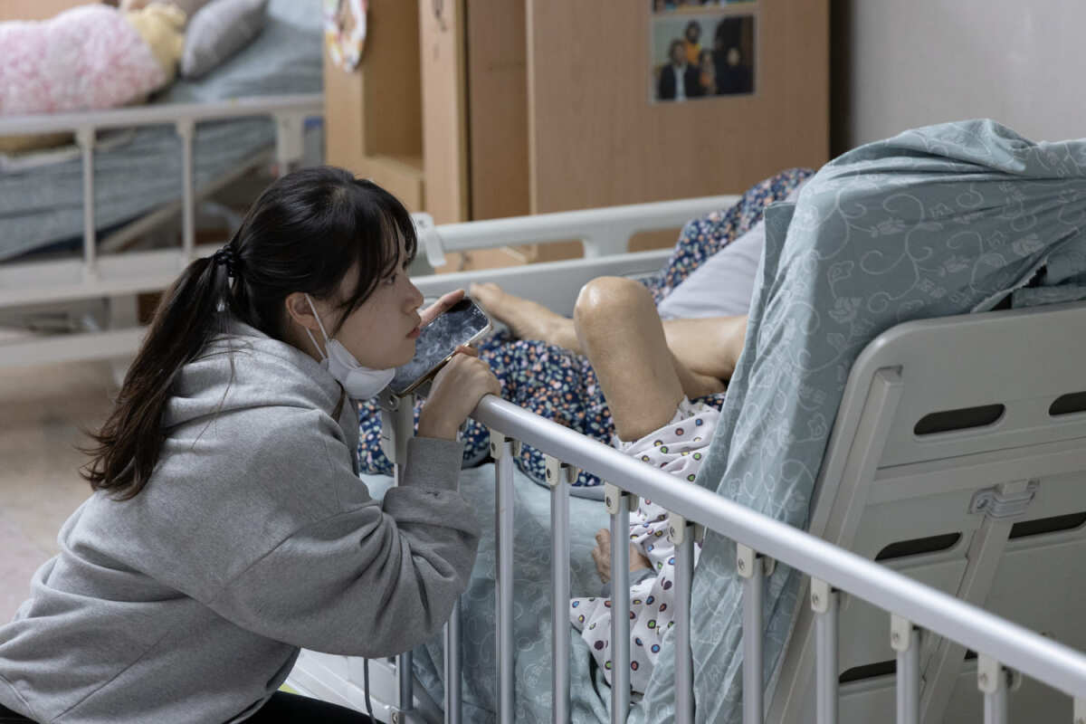 11월 19일 ‘우리요양원’에서 필자가 치매노인 최명자(가명) 씨와 대화를 나누고 있다. 이곳의 풍경은 치매노인을 향한 경제적 학대에 무감각한 한국 사회의 축소판이었다.