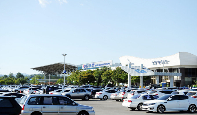 대구국제공항 주차장에 이용객들의 차량이 꽉 들어차 있다.[동아 DB]