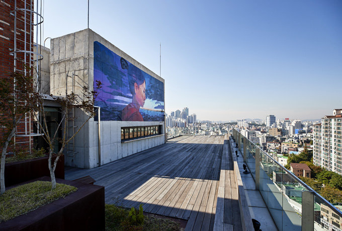 ‘파우 와우 코리아’ 축제의 일환으로 ‘영원한 사랑’이란 그래피티를 그려 넣은 옥상 외벽.