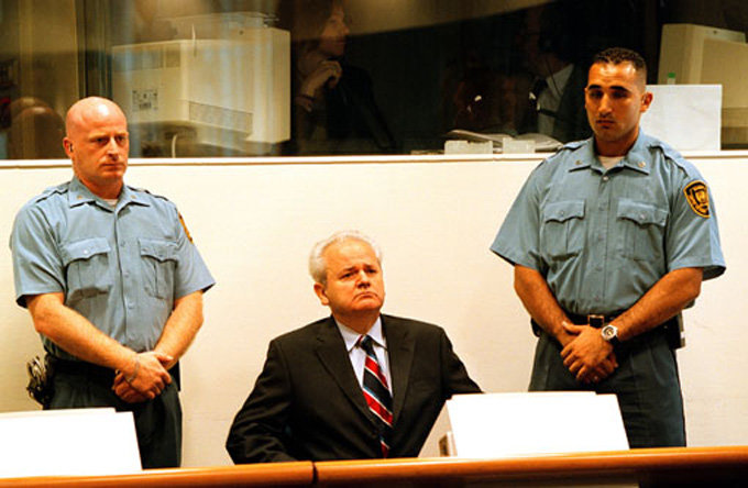 슬로보단 밀로셰비치(가운데) 전 신(新)유고연방 대통령이 2002년 2월 13일 국제유고전범재판소에서 재판을 받고 있다. 밀로셰비치 전 대통령은 재판 도중인 2006년 3월 사망했다.[REX]