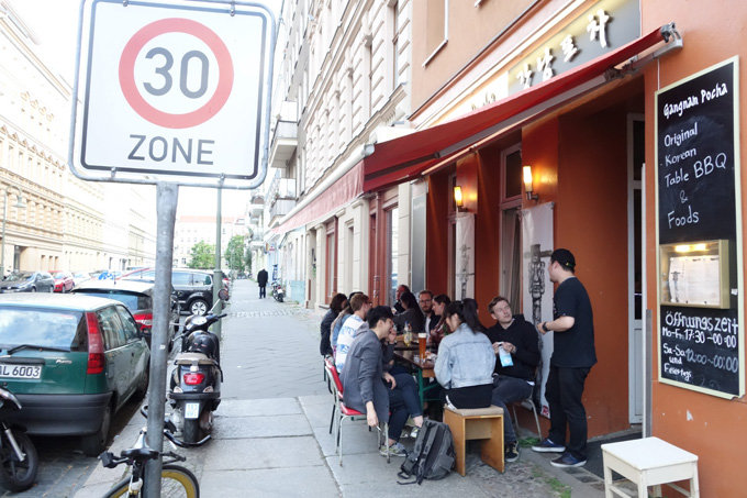 독일 동베를린 지역에 자리 잡은 한식당 ‘강남포차’를 찾은 손님들.[박창규 동아일보 기자]
