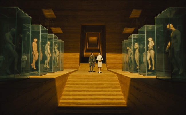 영화 ‘블레이드 러너 2049’에서 레플리컨트 제조사인 타이렐의 거대한 전시실을 둘러보고 있는 주인공 K(라이언 고슬링·왼쪽).[사진제공·소니 픽처스]