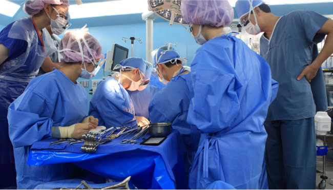 이국종 교수(왼쪽에서 세 번째)가 응급 수술을 하고 있다. [박해윤 기자]