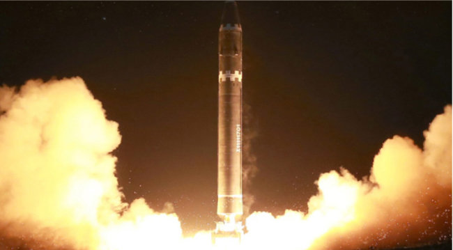 북한이 2017년 11월 29일 대륙간탄도미사일 ‘화성-15형’을 발사했다. [노동신문]