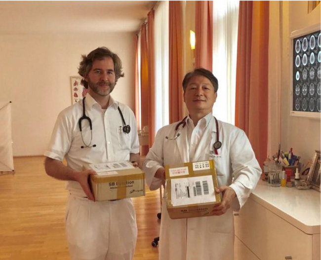 독일과 오스트리아에서 SB주사로 동정적 치료를 시작한 박우현(오른쪽) 유럽동서의학병원장.