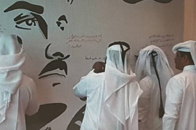 주변국들과의 단교로 어려움을 겪고 있는 카타르에서는 최근 타밈 빈 하마드 알 사니 국왕의 얼굴을 그린 대형 벽보 위에 국민들이 애국과 충성 메시지를 쓰는 캠페인이 활발하게 진행되고 있다. [오레두 유튜브 동영상 캡처]