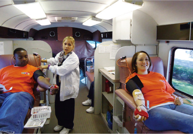 미국 호놀룰루의 위러브유 회원들이 혈액 부족으로 위급한 생명을 살리고자 헌혈에 동참하고 있다. [박해윤 기자]