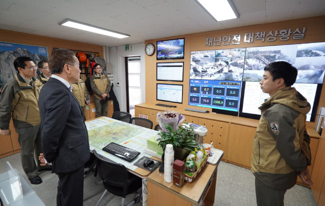 권경업 이사장이 북한산국립공원 도봉사무소에서 재난안전대책에 대한 설명을 듣고 있다. 
