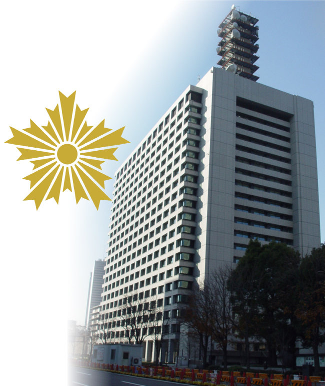 도쿄도 지요다구 가스미가세키 정부 합동청사에 자리한 일본 경찰청과 그 로고. [Wikimedia Commons]