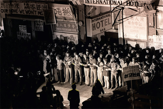 1977년 8월 4일 샌프란시스코 차이나타운의 인터내셔널호텔 앞에서 이 호텔에 세 들어 살아온 노동자들을 강제퇴거하려는 경찰들과 그에 맞서는 학생과 인권단체 활동가, 세입자 등이 대치하고 있다. 당시 UC 버클리 법학대학원 학생이던 에드 리도 투쟁 대열에 참여했다. [사진 Nancy Wong
]