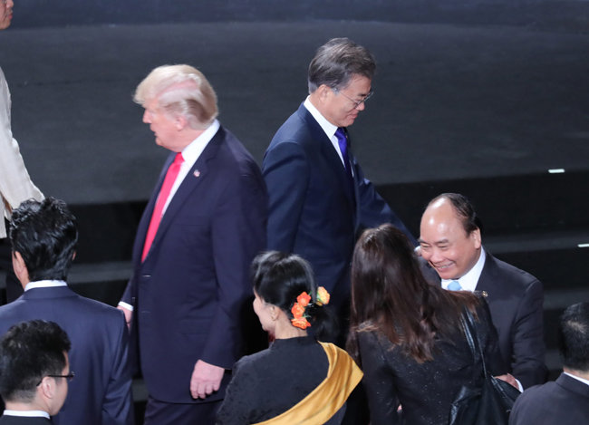 문재인 대통령(오른쪽)과 도널드 트럼프 미국 대통령이 2017년 11월 13일 동남아시아국가연합 정상회의 개막식에서 서로 다른 방향으로 가고 있다. [동아DB]