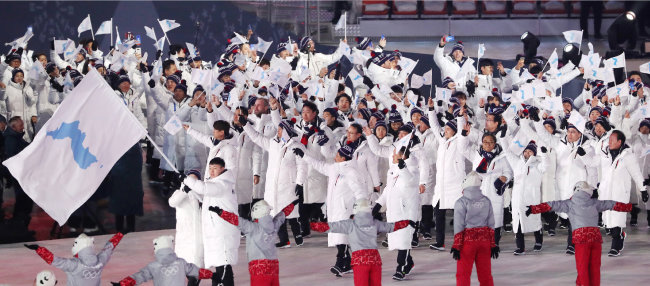 2월 9일 평창올림픽 개막식에서 한국과 북한 선수들이 한반도기를 들고 입장하고 있다. 