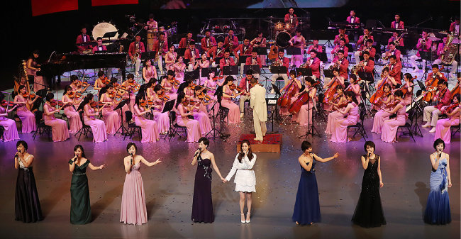 2월 11일 국립극장에서 삼지연관현악단과 소녀시대 서현이 ‘우리의 소원은 통일’을 부르고 있다.

