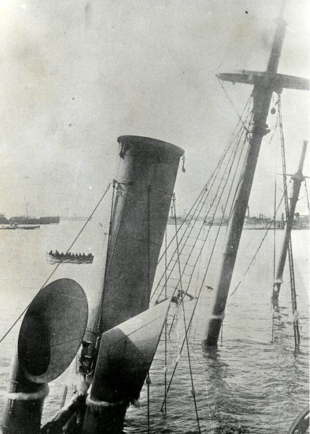 청일전쟁이 한창이던 1895년 2월 21일 중국 웨이하이(威海) 앞바다에서 침몰한 청나라 군함. 청은 1912년 공식적으로 멸망했다.   
