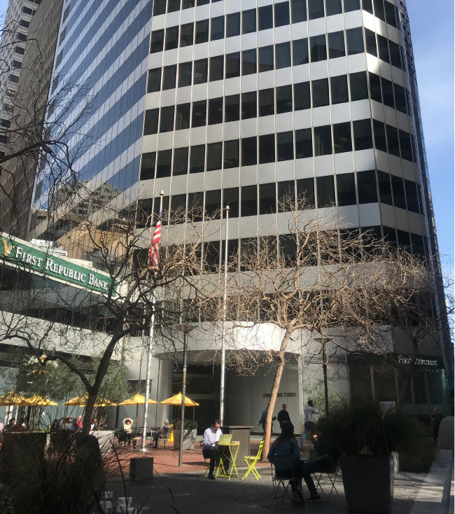 미국 최대 암호화폐 거래소인 코인베이스 사무실이 있는 것으로 알려진 샌프란시스코 프런트스트리트 1번지 빌딩. 38층 규모의 빌딩 외부와 1층 로비 어디에도 코인베이스 회사 이름이 보이지 않는다. [사진·황장석]