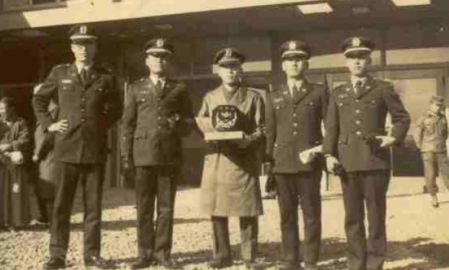 1965년 군법무관 복무시절. 맨 왼쪽이 나다.