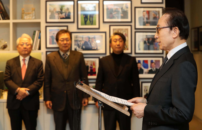 이명박 전 대통령은 1월 17일 서울 강남구 삼성동 사무실에서 자신을 향하고 있는 검찰 수사에 대해 “보수 궤멸을 겨냥한 정치 공작이자 노무현 전 대통령 죽음에 대한 정치 보복”이라고 반발하는 기자회견을 열었다.