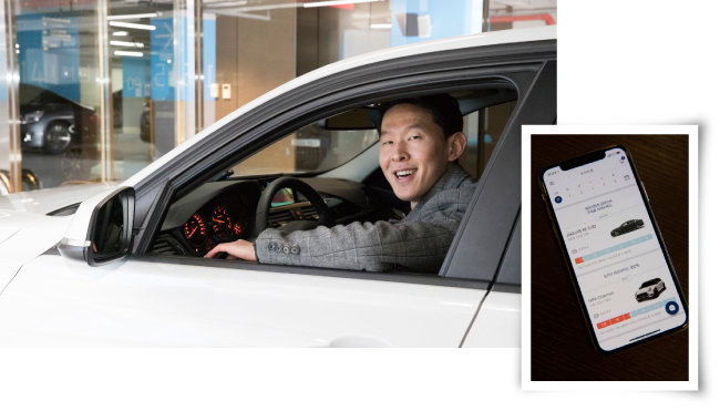 캡션을 입력하세요공유 오피스에서 일하며 공유 차량을 즐겨 이용하는 김용현 씨(왼쪽)와 커뮤니티 카셰어링을 지원하는 '네이비' 애플리케이션 화면. [지호영 기자]