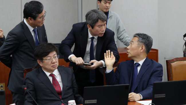 이인영 의원(왼쪽에서 세 번째)이 국회에서 헌정특위 한국당 위원인 정종섭 의원과 대화를 나누고 있다. [뉴스1]