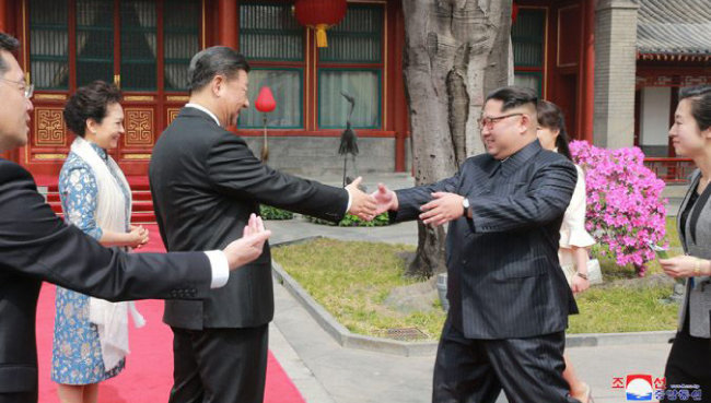 중국 베이징을 방문한 김정은 북한 국방위원장(오른쪽)이 시진핑 국가주석과 악수하고 있다. [조선중앙통신]