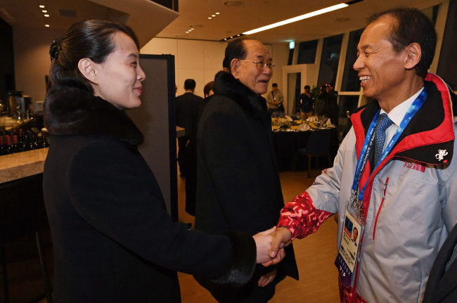2월 10일 평창동계올림픽에 참석한 김여정 북한 특사와 최문순 지사가 악수하고 있다. [동아DB]