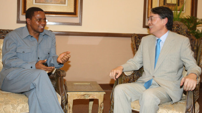 2009년 6월 2일 음리쇼 키크웨테(왼쪽) 탄자니아 대통령과 면담하고 있다.