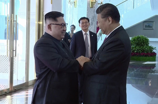 북한 조선중앙TV가 5월 9일 김정은 국무위원장(왼쪽)의 중국 랴오닝(遼寧)성 다롄(大連) 방문을 보도했다. [뉴시스]