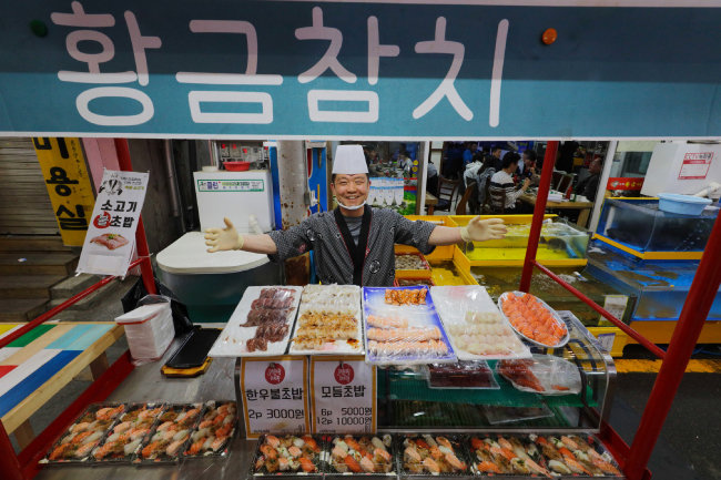 일류 요리사가 만드는 ‘거리의 초밥’이 오산 오색시장에 떴다. [박해윤 기자]