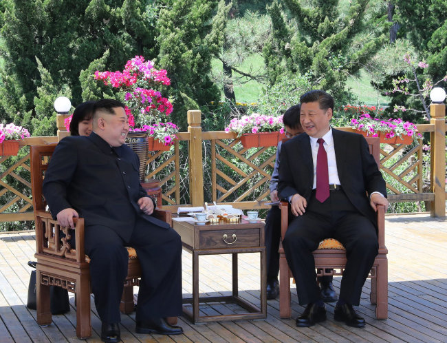 5월 7일부터 이틀간 중국을 방문한 김정은 북한 국무위원장(왼쪽)과 시진핑 중국 국가주석이 5월 8일 랴오닝성 다롄의 휴양지 방추이다오에서 대화하고 있다. 3월 25∼28일 중국을 방문한 김 위원장은 40여 일 만에 중국을 다시 찾았다. [다롄=신화 뉴시스]
