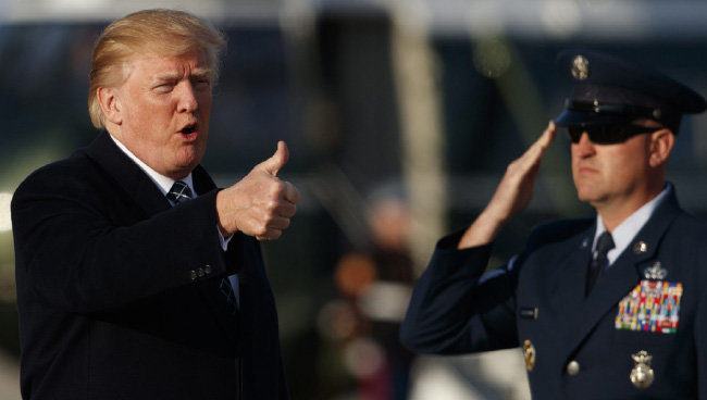 도널드 트럼프 미국 대통령이 3월 25일 워싱턴 앤드루스 공군기지에 도착해 엄지를 들어보이고 있다. [AP/동아일보]