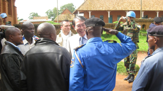 2010년 12월 아프리카 현지 경호원들이 나에게 경례하고 있다.