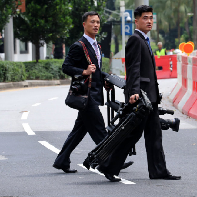 6월 10일 북한 기자들이 싱가포르 거리로 나와 취재하고 있다. 