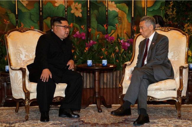 김정은 위원장이 6월 10일 리셴룽 총리와 싱가포르 대통령궁에서 회담하고 있다.
‌