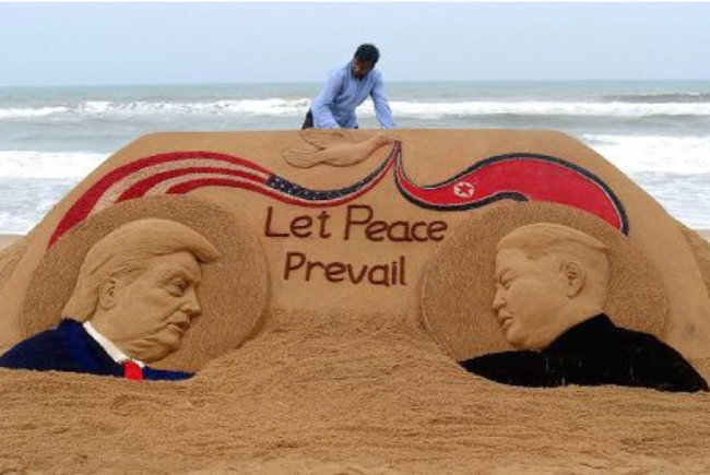 북·미 정상회담 성공을 기원하는 모래 조각이 인도 오디샤주(州) 푸리의 한 해변가에 6월 11일 등장했다.
‌