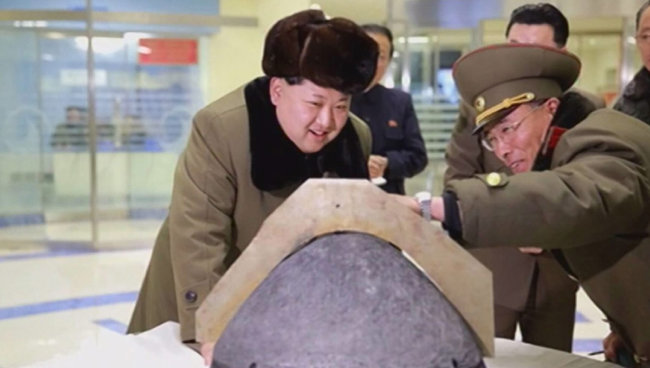 2016년 3월 미사일 탄두 부분을 살펴보며 웃고 있는 김정은 노동당 국무위원장. [동아DB]