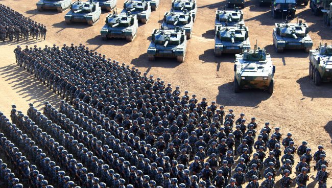 2017년 7월 30일 중국 인민해방군이 네이멍구 자치구 주르허에서 시진핑 국가주석 겸 중앙군사위 주석이 참관한 가운데 대규모 열병식을 거행했다. [주르허=신화/뉴시스]