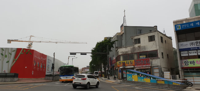 도시재생 사업이 진행되고 있는 천안 원도심. 공공시설과 함께 고층 아파트가 건설되고 있는 옛 동남구청 부지(왼쪽)와 낙후된 상업 지구가 마주 보고 있다. [강지남 기자]