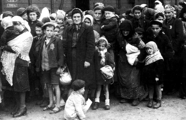 1944년 체코 동부에서 붙잡혀 아우슈비츠로 보내진 유대인 여성과 아이들. [wikimedia commons]