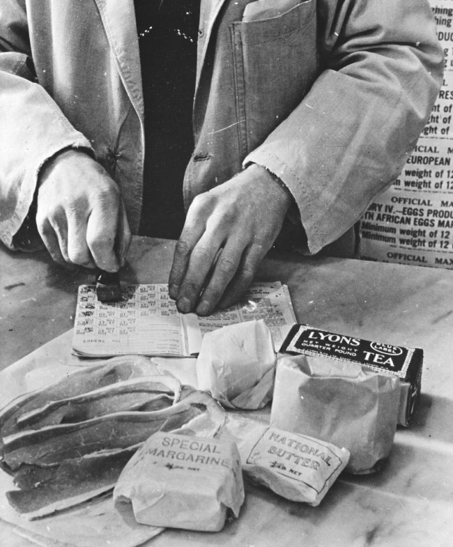제2차 세계대전 당시 식량 배급을 보여주는 이미지. [wikimedia commons]