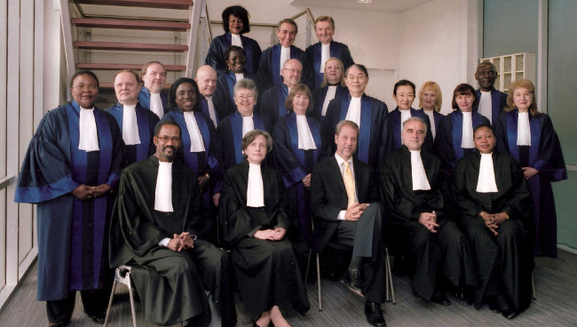 2010년 1월 20일 국제형사재판소 신규 재판관들이 선서식을 마치고 기념촬영을 했다.