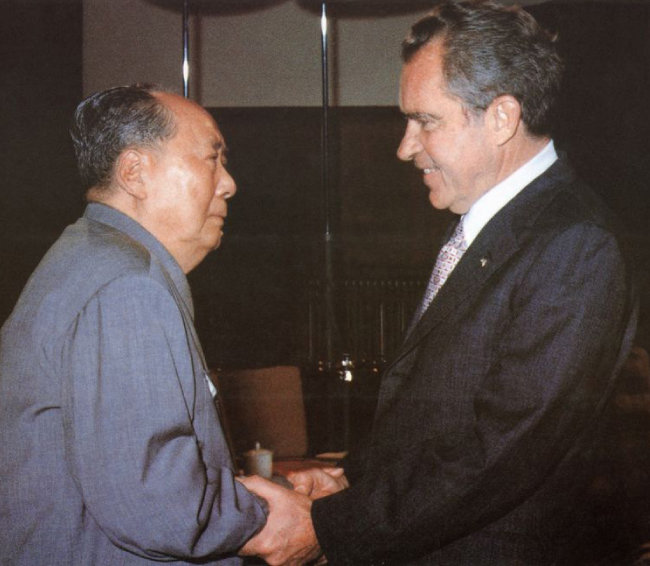  
1972년 2월 21일 미국 대통령으로는 처음으로 중국을 방문한 리처드 닉슨(오른쪽) 대통령이 마오쩌둥 중국 초대 국가주석과 악수를 하고 있다. [뉴리퍼블릭 웹사이트 캡처]