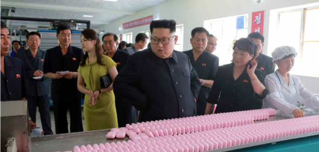 김정은 북한 국무위원장이 부인 리설주 여사와 함께 신의주 화장품 공장을 현지지도했다고 7월 1일 노동신문이 보도했다. [노동신문]