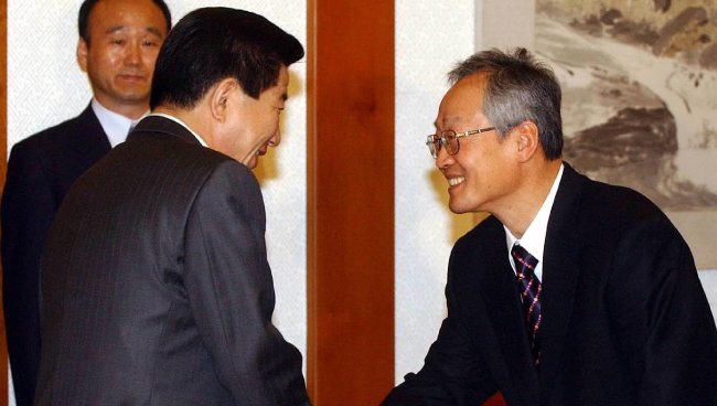 2003년 3월 노무현 대통령이 윤덕홍 교육부총리를 임명한 후 악수를 나누고 있다. [동아DB]