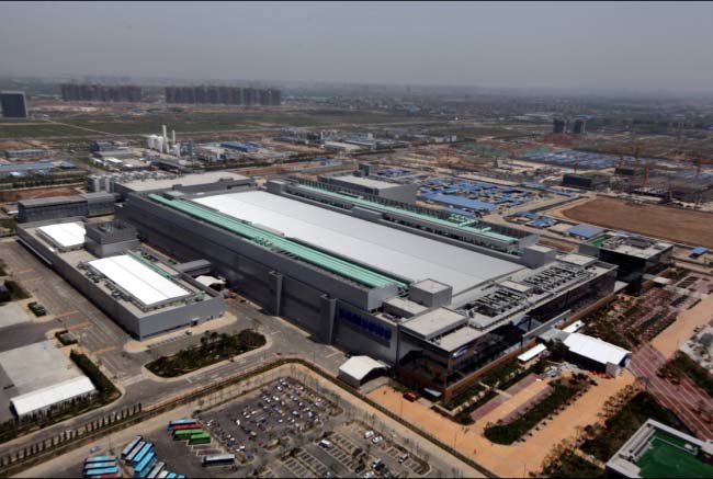 삼성전자가 3월 28일 오전 중국 산시성 시안시 반도체 공장에서 두 번째 라인 건설을 시작했다. 2012년 9월 착공해 현재 가동 중인 첫 번째 라인의 전경. 