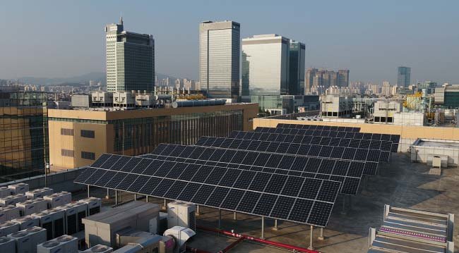 삼성전자 수원사업장 소재단지 
옥상에 설치된 태양광발전 패널.
[삼성전자 제공]