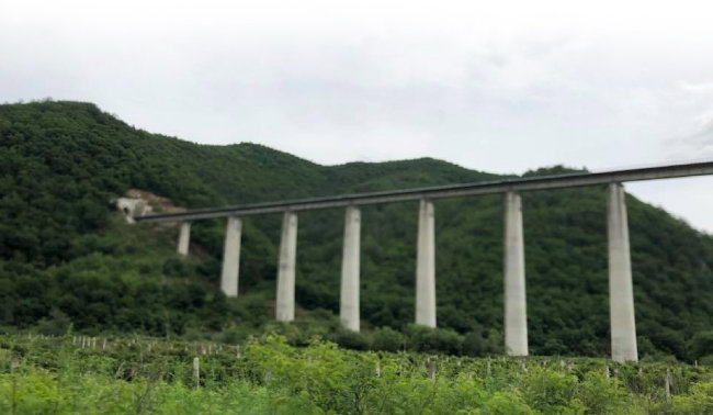 중국 허룽에서 난핑진으로 이어지는 철길. 무산광산 철광 수입을 위해 건설된 전용 철도다.