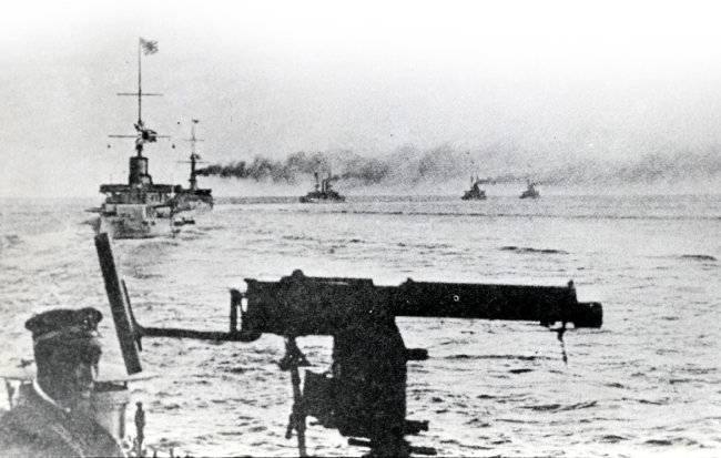 1894년 일본 군함이 청나라 북양함대를 공격하고 있다.
