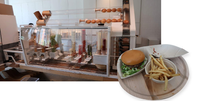 크리에이터 버거 로봇. 컨베이어벨트가 움직이면서 빵 위에 양파와 토마토 등 각종 재료를 얹어 버거를 완성한다(왼쪽). 크리에이터에서 필자가 주문한 아빠 버거와 감자튀김.