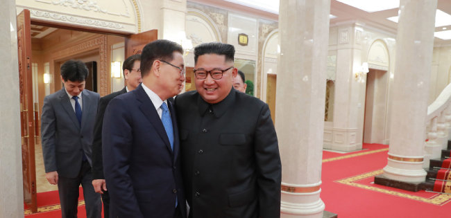 정의용 청와대 국가안보실장(왼쪽)이 9월 5일 평양에서 김정은 북한 국무위원장에게 귀엣말을 하고 있다. [청와대 제공]