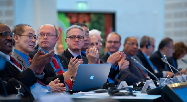 이회성 의장(왼쪽에서 두 번째, 당시 부의장)이 2014년 10월 덴마크 코펜하겐에서 열린 IPCC 40차 총회에 동료들과 함께 참석했다. [IPCC제공]